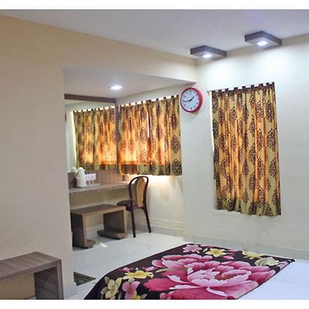 Neeranand Dalhousie- A Pure Vegetarian Hotel Calcutta Buitenkant foto
