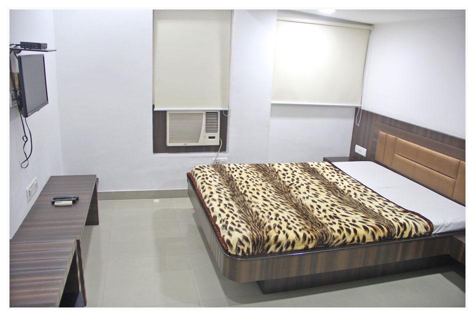 Neeranand Dalhousie- A Pure Vegetarian Hotel Calcutta Buitenkant foto