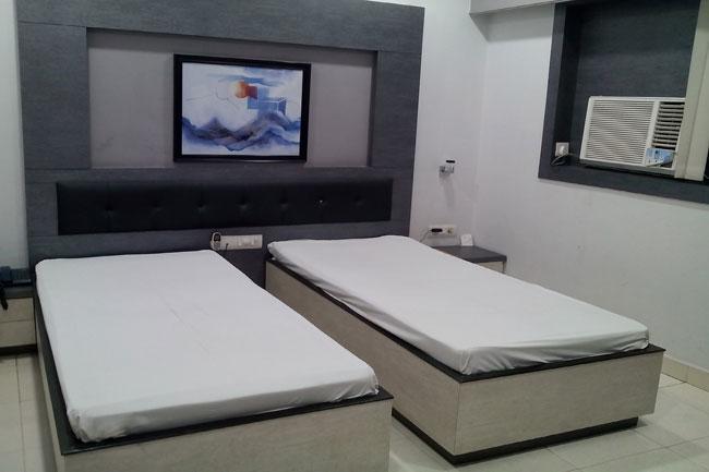 Neeranand Dalhousie- A Pure Vegetarian Hotel Calcutta Buitenkant foto