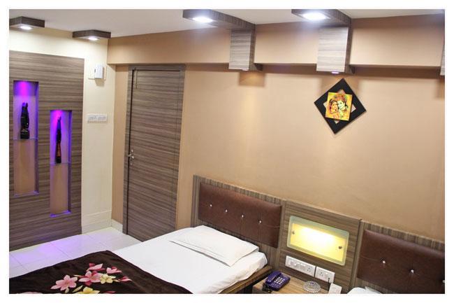 Neeranand Dalhousie- A Pure Vegetarian Hotel Calcutta Buitenkant foto