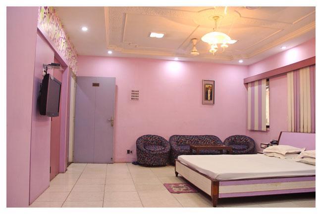 Neeranand Dalhousie- A Pure Vegetarian Hotel Calcutta Buitenkant foto