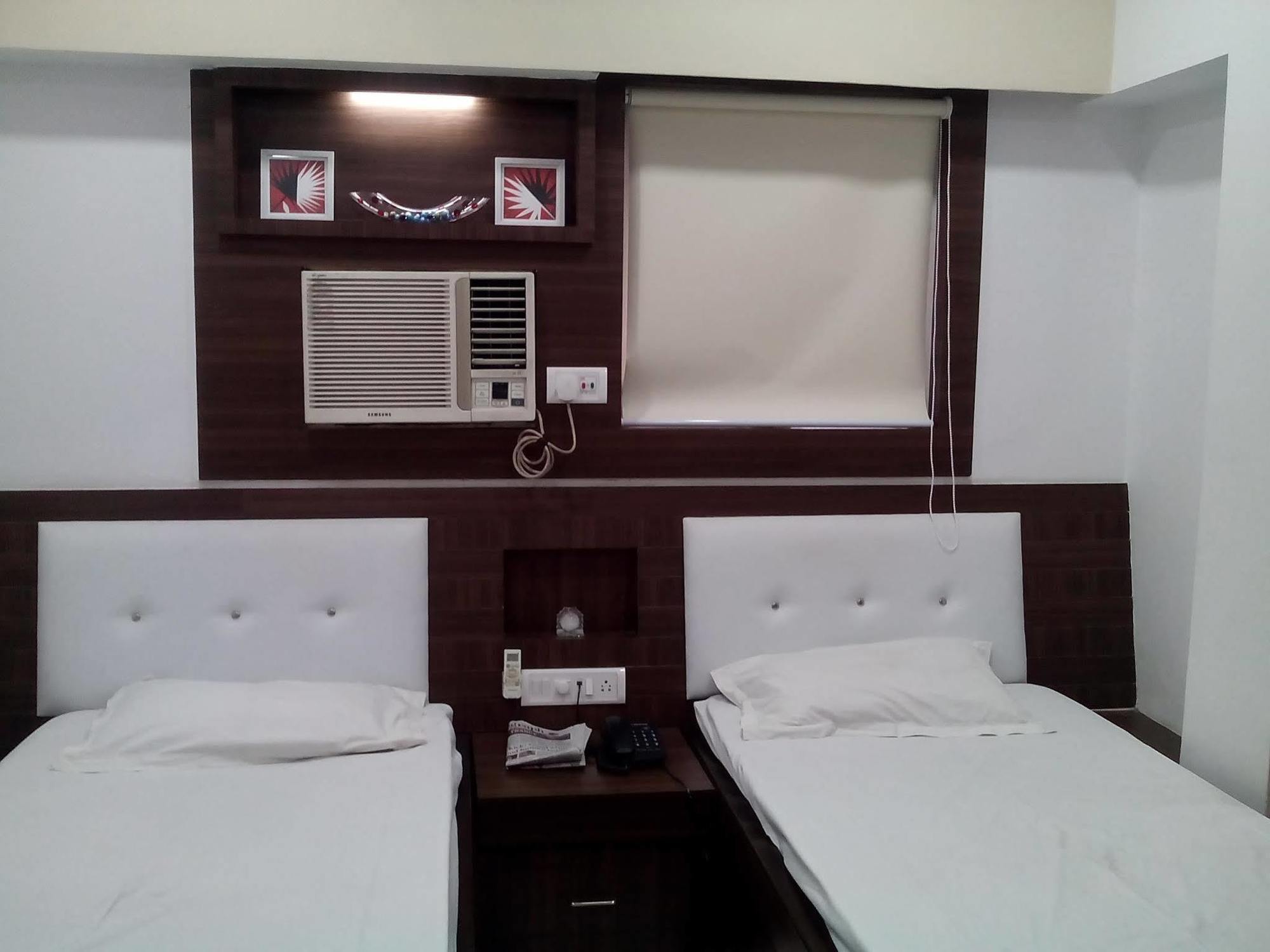 Neeranand Dalhousie- A Pure Vegetarian Hotel Calcutta Buitenkant foto